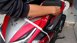 Pengkilap Body Mobil Dan Motor Doff Matte Penguat Warna Alami Dashboard Trim Rubber dan Tyre. Memberikan Efek Daun Talas Anti Air. Kemasan 250 Mili