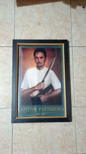 Hiasan dinding cetak gambar plus bingkai kapitan patimura ukuran 35*53