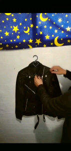 Jaket kulit kambing selembut kulit domba model rock n roll wanita.(Garansi 100% uang kembali jika jaket bukan kulit ).(Yang tidak kebagian diskon DM aja ya)