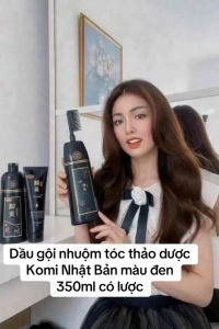 Dầu gội nhuộm tóc Komi Nhật Bản chính hãng màu đen giúp phủ nhuộm tóc phủ bạc nhanh chóng chai 500ml có lược