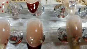 เล็บปลอมสีแดงขาวลูกแก้ว มีกาวตะใบแถม