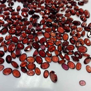 88910- MỘT CẶP ĐÁ GARNET( ALMANDINE) ( hồng ngọc lựu) ( THIÊN NHIÊN ) size 5-6ly  cắt ovan