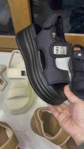 Dép quai hậu 7 phân hách dáng khuy vuông chữ NIU L85