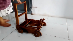 kereta dorong anak untuk membantu berjalan.