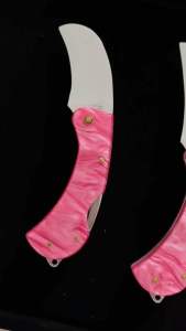 🔥ใหม่🔥มีดตัดทุเรียนแบบพับ ด้ามอะครีลิสีชมพูลาย ใบสแตนเลส ตราค้างคาว มีดใบโค้ง ใบตรง ใบปากเหยี่ยว