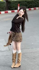 ชุดเซตลายเสือดีเทล เสือแขนยาวคอบัวแต่งผ้าขนเสือฟูๆนุ่มๆ กระดุมติดแค่ช่วงบน กระโปรงทรงAมีซิปข้าง ด้านในมีซับกางเกง สวยมาก