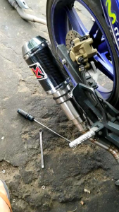 SILINCER KNALPOT RACING AKRAPOVIC LORENZO HITAM DOF