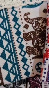 รูปร่างกระเป๋าใส่เหรียญลายช้างติดลูกไม้ ทรงเหลี่ยม ของฝาก ของชำร่าง คลายสี คลายลายช้าง