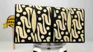 Dompet Wanita Kulit Ikan Pari Asli Motif Batik Diamon