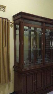 Lemari hias / Lemari kristal model klasik bahan berkualitas megateak full duco semi berbagai ukuran pintu