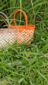 กระเป๋าสานพลาสติก รุ่นลายสอดจิ๋ว ขนาด 9×14×18 ซ.ม.