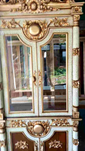 Lemari Hias Elegan & Tahan Lama: Desain Ukiran Tradisional