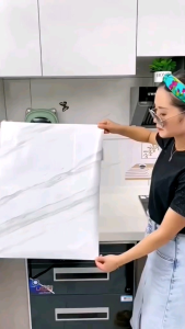 Decal bếp cách nhiệt (giấy dán bếp tráng nhôm) cuộn 3 mét khổ 60cm nhiều mẫu chống bám dính dầu mỡ dễ dàng lau chùi chống cháy tiện lợi n toàn và làm sáng không gian bếp của bạn.