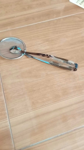 Jepitan Gorengan dengan Tirisan Minyak