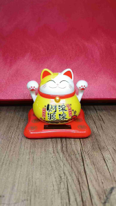 Lucky Cat Fortune Cat Maneki NekoLucky Cat Fortune Cat Solar Cat Money Cat Maneki Neko with case Waving Cat car NO NEED FOR BATTERIES Solar Powered Maneki Neko Lucky Cat Welcoming Shaking Hands Lucky Cat For Home Car Restaurant Decor Waving Lucky Cat Sola
