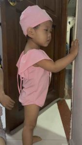 Bơi liền thân bèo vai kèm mũ bé gái