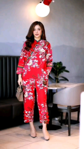 ชุดเซ็ทผ้าลินินเกรดพรีเมี่ยม เนื้อผ้านิ่มกำลังดี ดีเทลเพิ่มเติมความโดดเด่นด้วยการสลับสีผ้างานกุ้นสวยงามมาพร้อมกระดุมจีนสุดหรู งานดีไซน์ให้มีกลิ่นไอของความเป็นจีน  กางเกงมีกระเป๋าซ่อน ที่ขาแต่งด้วยกระดุมจีน ชุดนี้สวยมากค่ะ ใส่ชุดเดียวสวยสมบูรณ์แบบเลยนะคะ ห