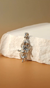 Vachana - จี้พระพิฆเนศปางยืนประทานพร สีเงิน ชุบโรเดียม จี้พระพิฆเนศเงินแท้ [Ganesha Sterling Silver 925 Pendant]