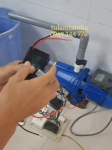 Mạch bảo vệ máy bơm giếng khi cạn nước | - Cáp nguồn 220V | - Cáp máy bơm | - Ren 34 | - Hộp điều khiển đen | - Kết nối dây điện