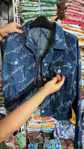 áo khoác jean dệt kim cổ bẻ nút gài túi hộp dáng droptop