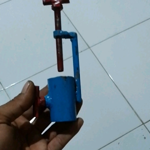 Alat Bantu Untuk Mencopot Shockbreaker Depan Mobil