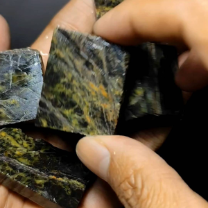 Bongkahan batu akik badar besi abstrak / batu akik badar besi / badar besi abstrak unik antik