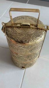 ปิ่นโตทองเหลืองโบราณ ลายพฤกษา 3 ขั้น