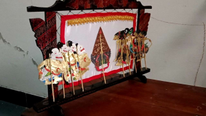 Miniatur Pagelaran Wayang Kulit: Koleksi Hiasan Meja Kerajinan