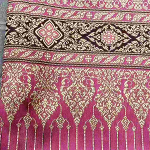 ผ้าไหมเทียมลายช่อบงกช สีบานเย็นดำ ผ้าไหมสังเคราะห์ ผ้าไหมทอเครื่อง ผ้าไหว้ ผ้าของชำร่วย ผ้าตัดผ้าถุง ผ้าซิ่น ขนาด 2 หลา ประมาณ 100*180 cm