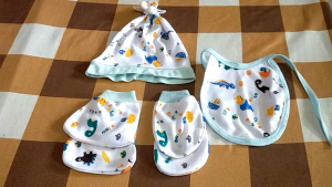 Topi Bayi Set Sarung Tangan dan Sarung Kaki Motif Full Print SNI