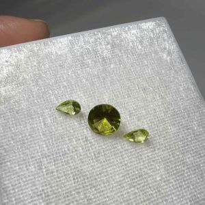 2340-CẢ 3 VIÊN ĐÁ PERIDOT(THIÊN NHIÊN ) KHÔNG XỬ LÝ.