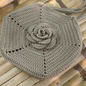 กระเป๋าเชือกร่ม ทรงหกเหลี่ยม สะพายไหล่ กระเป๋าเชือกร่ม ทรงหกเหลี่ยม สะพายไหล่ สูง 9.5 นิ้ว หนา 3 นิ้ว #กระเป๋าถัก #กระเป๋าเชือกร่ม #กระเป๋าถือ #กระเป๋าโครเชต์ #งานฝีมือ #handmade #กระเป๋าสะพาย