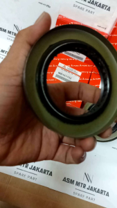 OIL SEAL RODA BELAKANG DALAM MITSUBISHI CANTER PS120 PS125 PS136 ORIGINAL 1PC