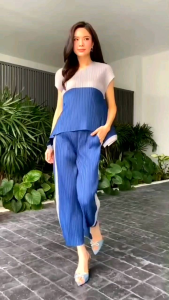 ชุดเซตผ้าอัดพลีทเนื้อดี  งาน AA Premium 🥰 ดีเทลตัดต่อ 2 เฉดสี แบบทูโทน สวยฉ่ำ เสื้อแพตเทิร์น คอกลม ไหล่ล่ำ มีแขนในตัว ดูแพงตัวแม่ต้องมาคร้าาา        กางเกงเอวสมอค อัดพลีส   ทรงขาตรง 🗞 สวย หรู ดูสูงเพรียว  เสื้อ+กางเกงแยกชิ้น เอากางเกงไปแมทท์กับเสื้อตัวเ