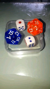 Hộp 4 viên Xí Ngầu 6 mặt và 20 kích thước 20mm có cạnh bằng nhựa Giao màu ngẫu nhiên viên lớn