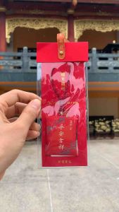 Túi đỏ treo phong thuỷ bình an và may mắn