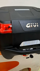 Givi กล่องท้าย Top box รุ่น B33NM ความจุ 33 ลิตร ใส่หมวกกันน็อคได้ 1 ใบ