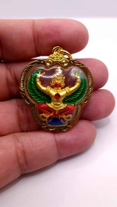 K268 ครุฑ หลวงพ่อ วราห์ วัดโพธิ์ทอง ปี 2567 พญาครุฑ ลงยา เลี่ยม กรอบทองไมครอน ขนาด 4x3.5 cm.