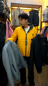 Jaket Parasut Tebal Hoodie Dakron Musim Hujan: Jaket Pria parasut Tebal Hoodie Dakron Musim Hujan Zipper Waterproof Warna Mocca Black Dan Abu Gelembung Full Dakron GRAZZI ARRIVAL
