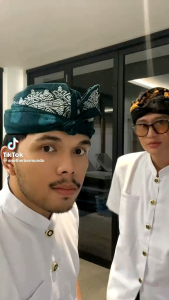 Safari Bali Tebal: Pakaian Adat Bali Pria Jas