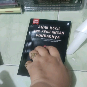 Anak kecil yang kehilangan pundaknya