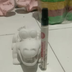 Mewarnai celengan