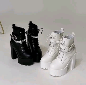 🇹🇭ร้านไทย🇹🇭 รองเท้าบูทสั้นส้นตึกสูง14.5cm เสริมหน้า2นิ้ว แต่งโซ่ มี2สี ขาวดำ size35-41 (B3)