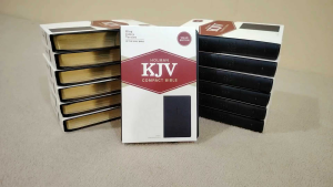 HOLY BIBLE HOLMAN COMPACT/HANDY/SMALL SIZE BIBLE KING JAMES VERSION KJV NAVY BLUE LEATHERTOUCH SMYTH-SEWN BINDING