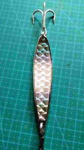 spoon tipe S model sisik berat 40grm sudah komplit/ trible hook 5x trong. spoon siap pakai. untuk mancing ikan target predator.