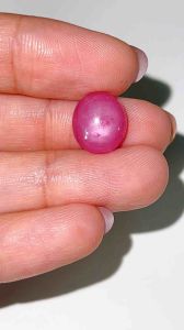 พลอยทับทิมสตาร์ สีหวาน มีลายสัญลักษณ์ 3 เหลี่ยมเล็กๆน่ารัก เป็นมิติ 7.95 กะรัต(พลอยแท้100%)(GSH944)