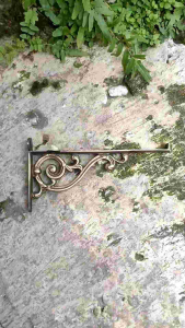 Siku Rak Dinding Kuningan Antik Motif Ukir 22 cm 1 Pcs