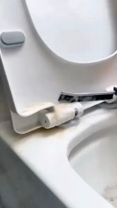 Sikat Pembersih Celah: Cara Membersihkan Sudut Toilet, Wastafel, dan Jendela