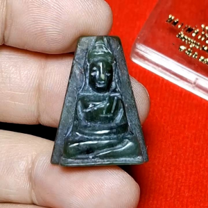 พsะหยกแกะ พsะหยกแท้ พิมพ์พsะหลังพิงกระดาน ปี 2536 (เนื้อหยกจากส่วนหนึ่งของพsะหยกใหญ่) หลวงพ่อวิริยังค์ วัดธรรมมงคล กทม. จัดสร้าง