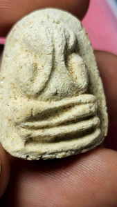 พระปิดตาหลังยันต์อิติฐานสูง เนื้อผงพุทธคุณ หลวงปู่เฮี้ยง วัดป่า ชลบุรี ปี 2509